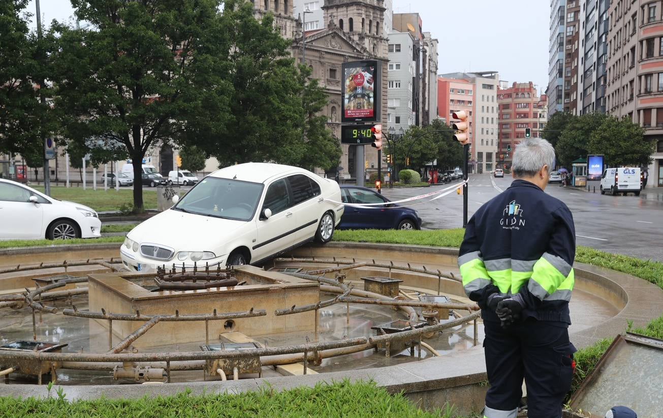 Un coche acaba en la fuente de la plaza del Humedal