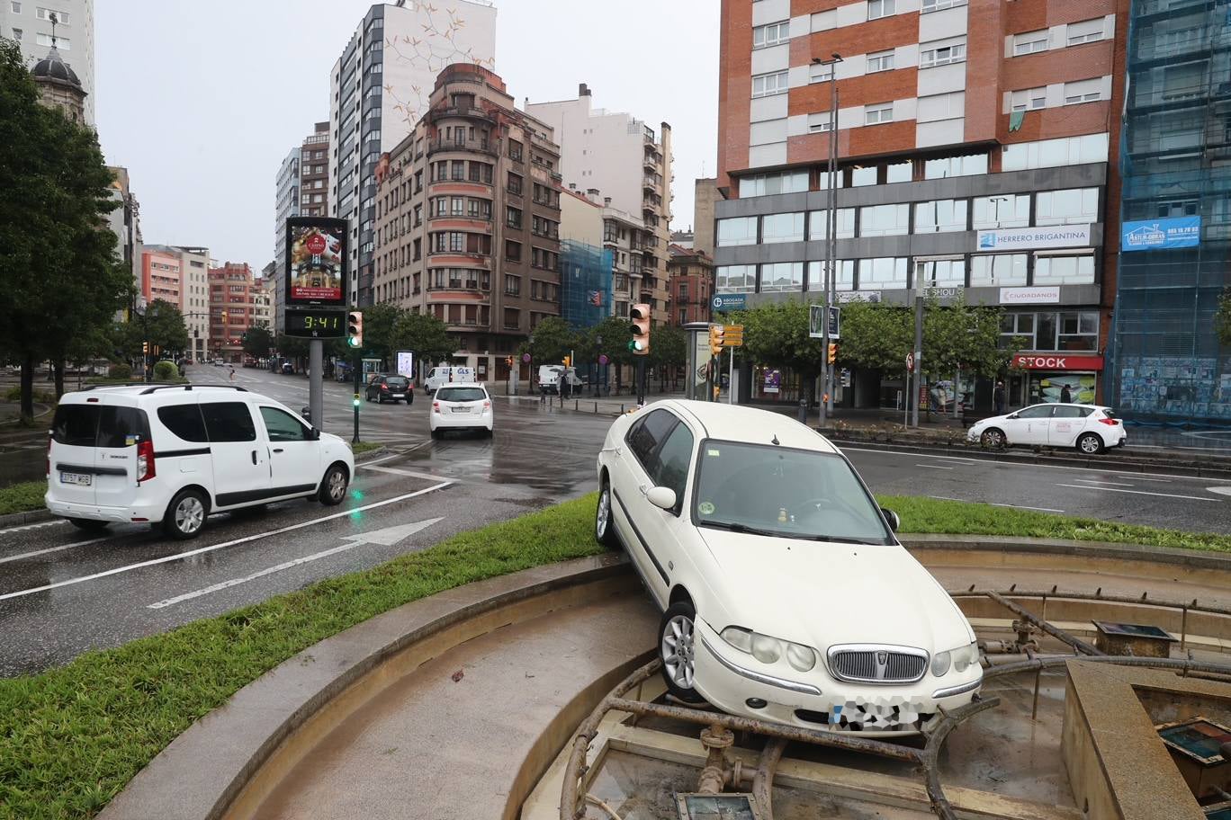 Un coche acaba en la fuente de la plaza del Humedal