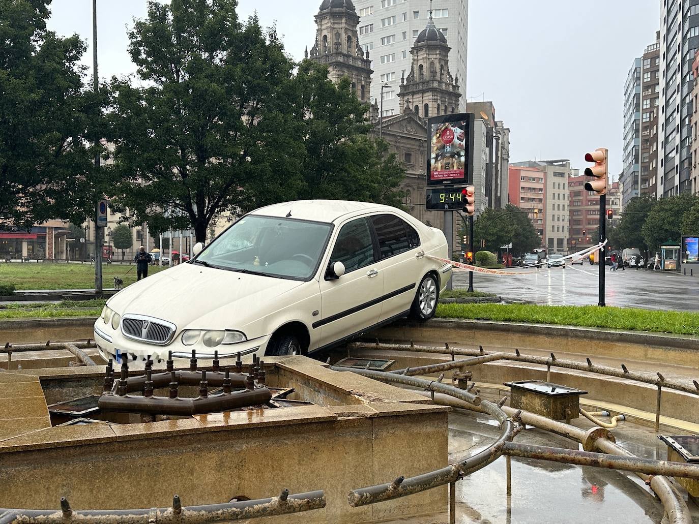 Un coche acaba en la fuente de la plaza del Humedal