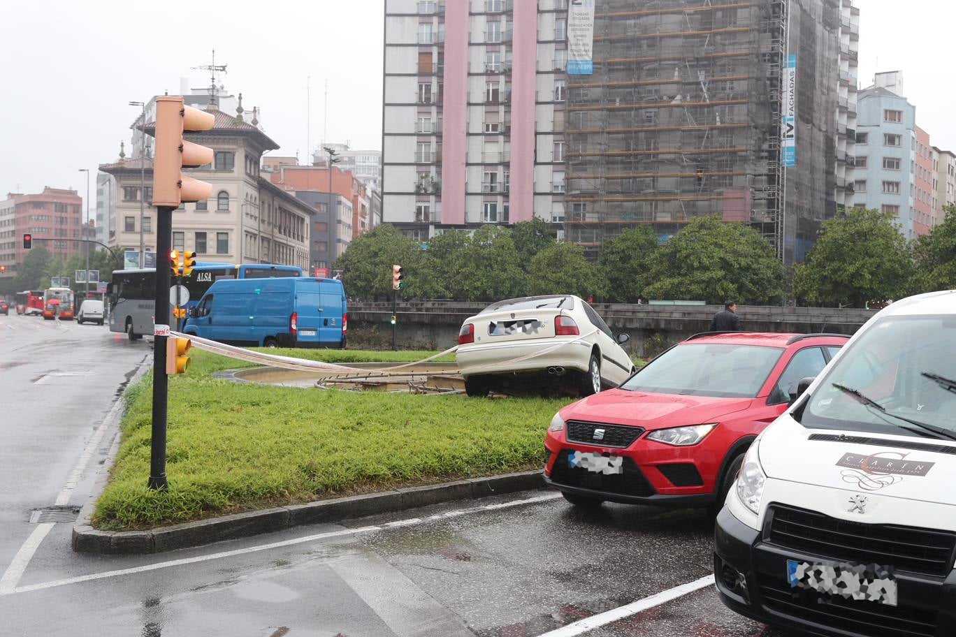 Un coche acaba en la fuente de la plaza del Humedal