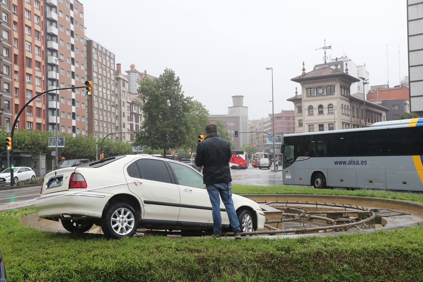 Un coche acaba en la fuente de la plaza del Humedal