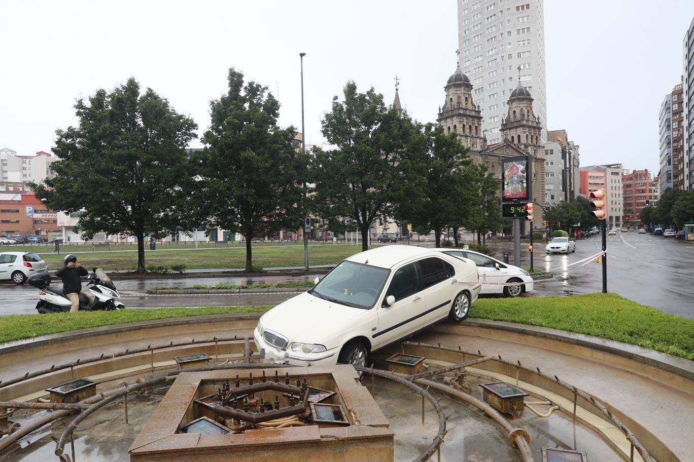 Un coche acaba en la fuente de la plaza del Humedal