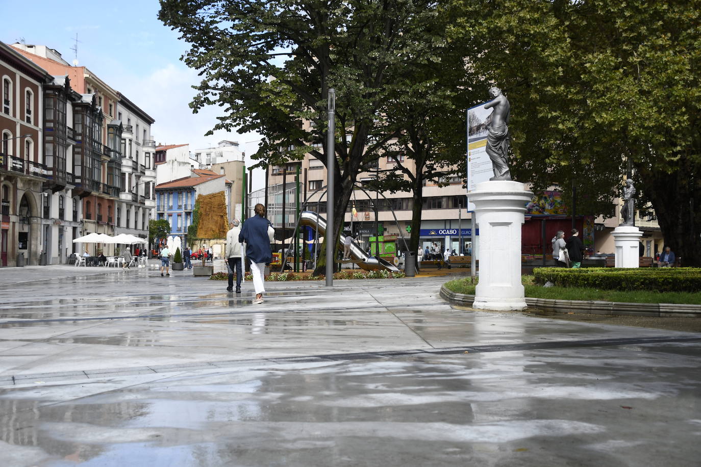 Los turistas afrontan el mal tiempo en Asturias