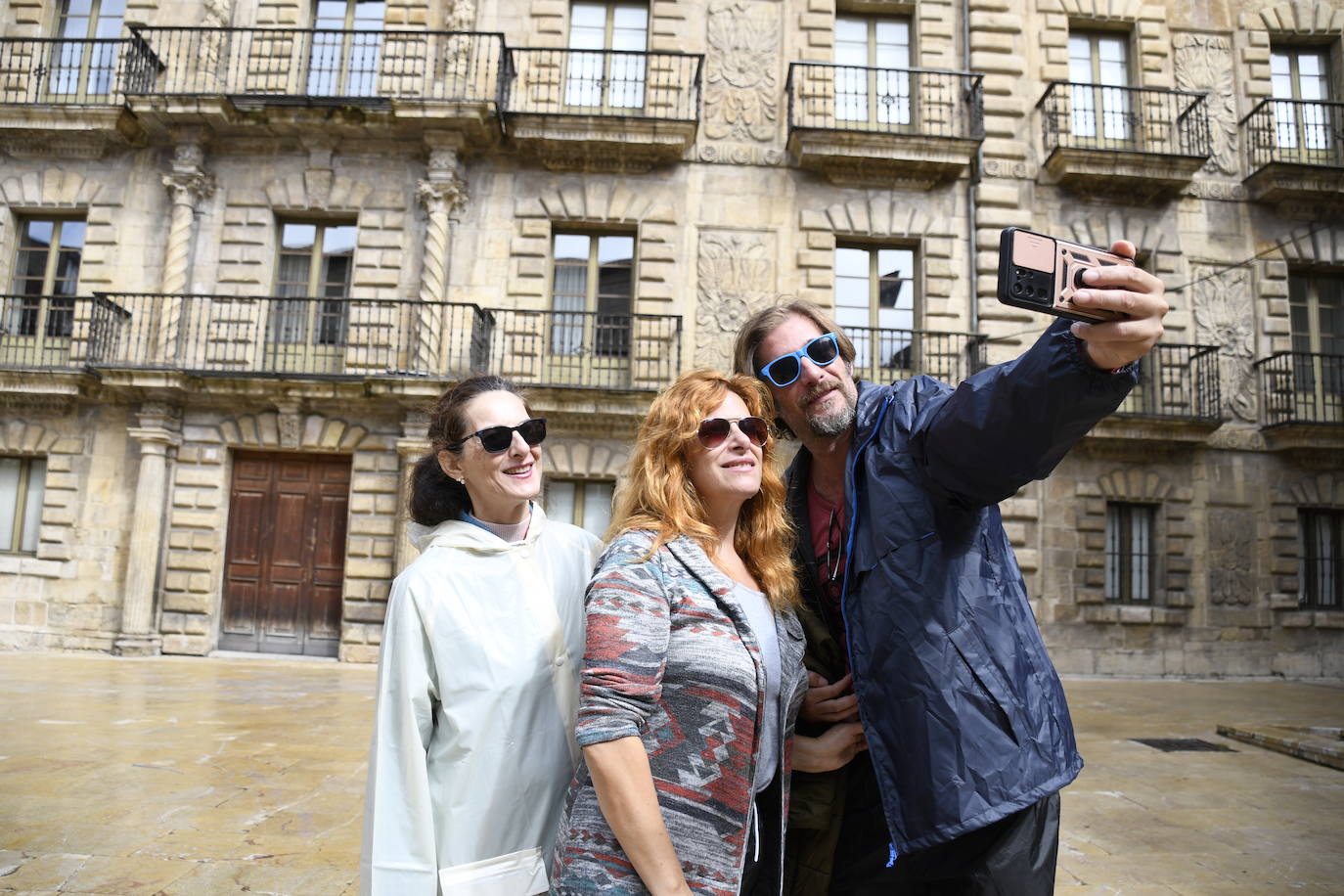 Los turistas afrontan el mal tiempo en Asturias