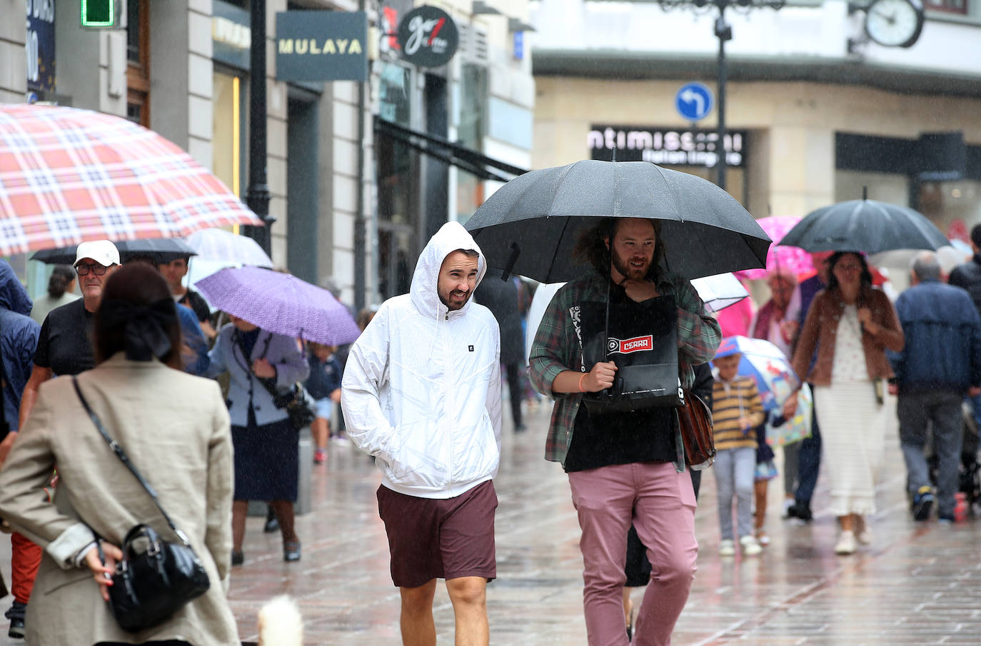 Los turistas afrontan el mal tiempo en Asturias