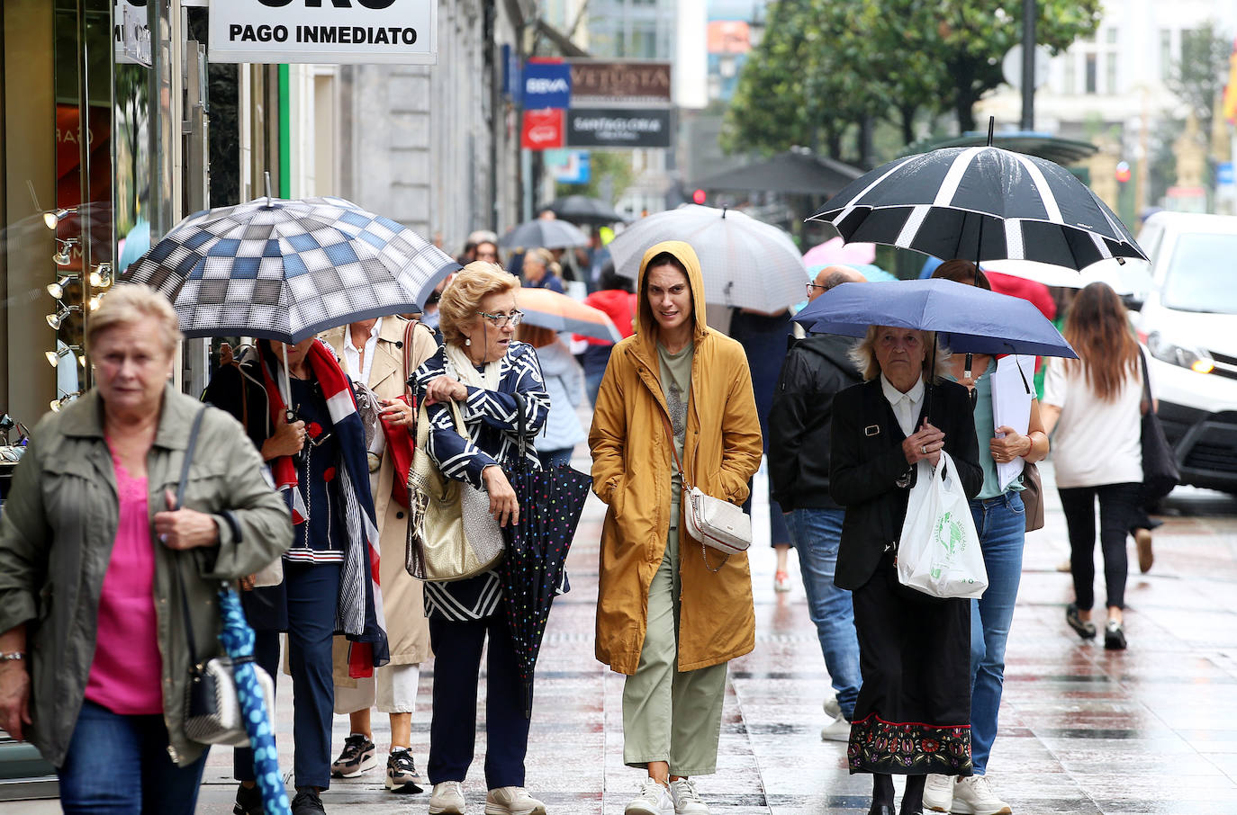 Los turistas afrontan el mal tiempo en Asturias