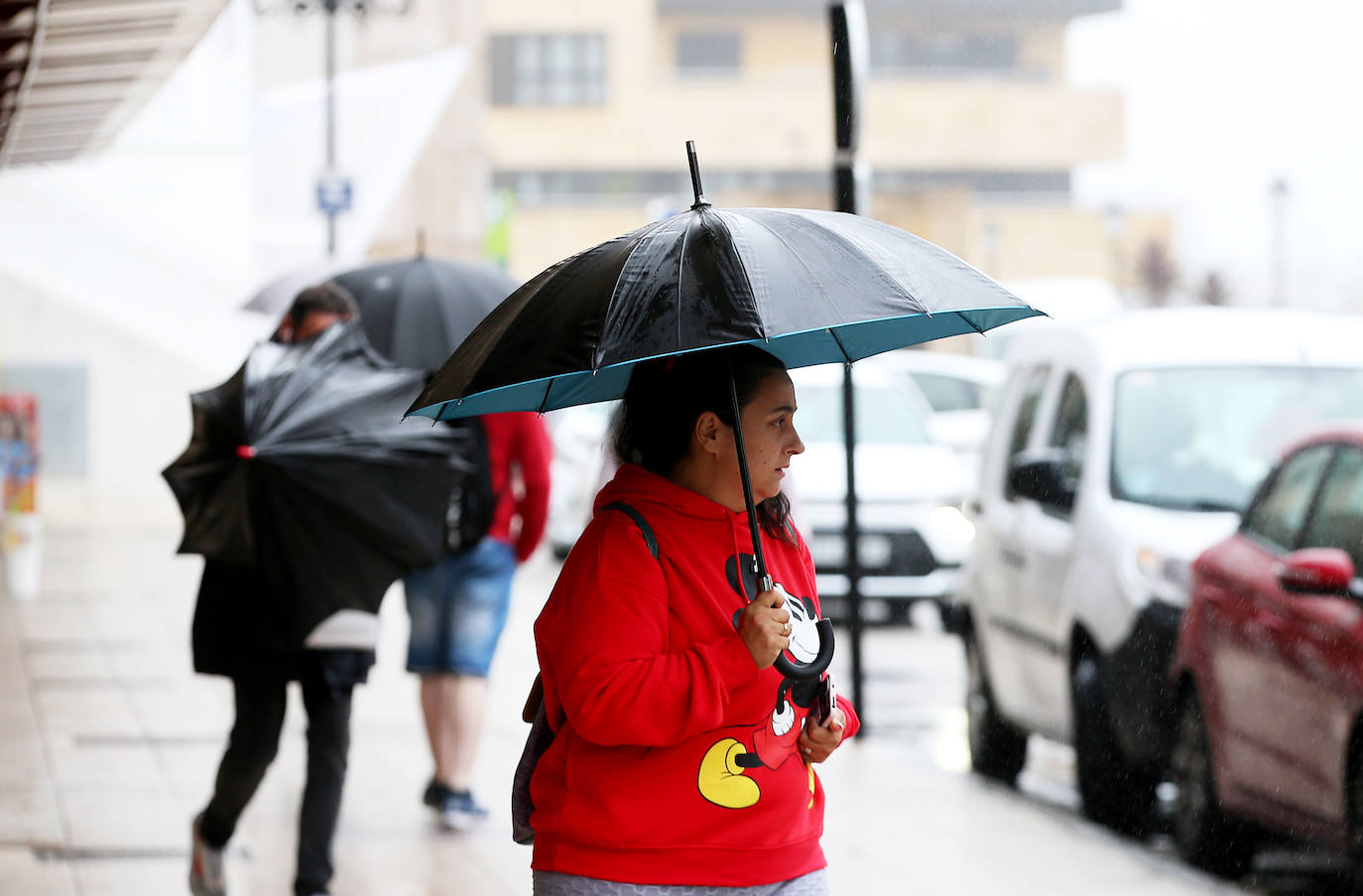 Los turistas afrontan el mal tiempo en Asturias