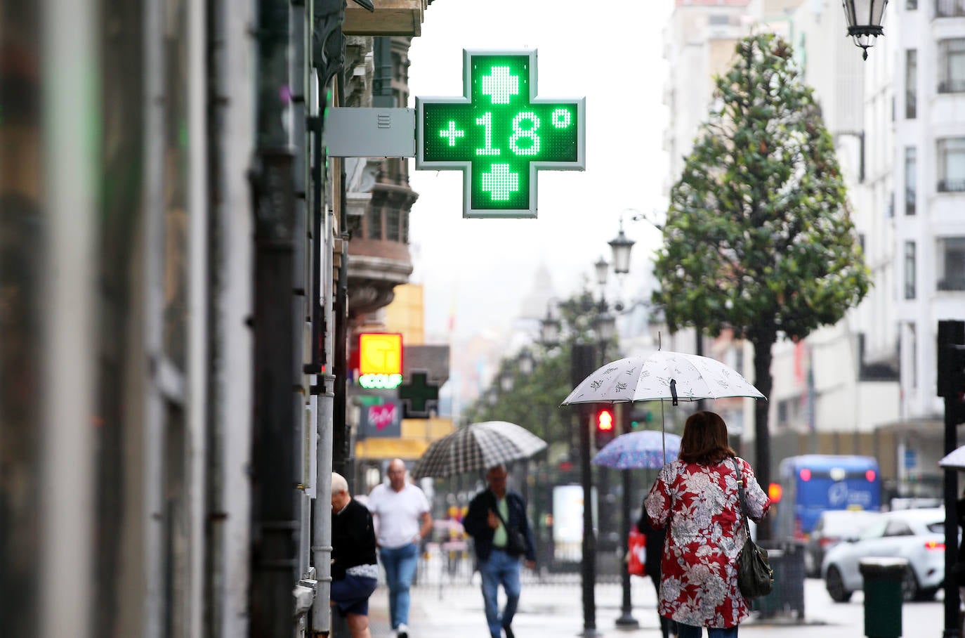 Los turistas afrontan el mal tiempo en Asturias