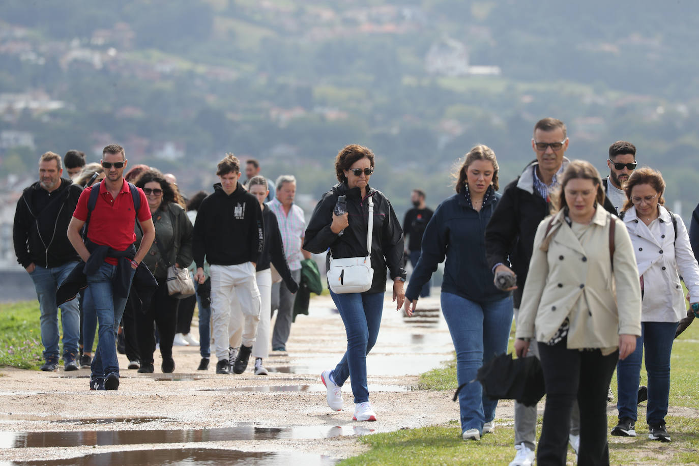 Los turistas afrontan el mal tiempo en Asturias