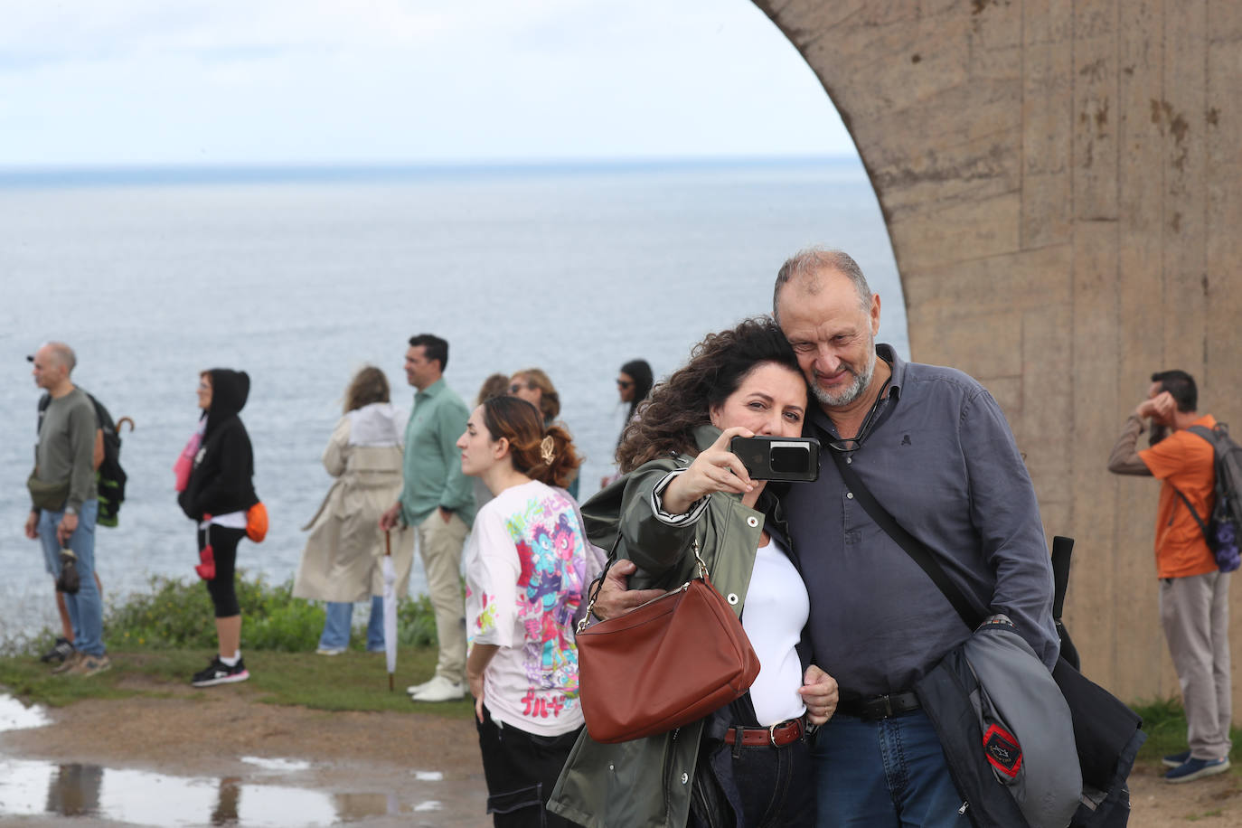 Los turistas afrontan el mal tiempo en Asturias