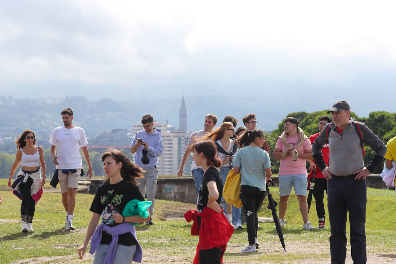 Los turistas afrontan el mal tiempo en Asturias