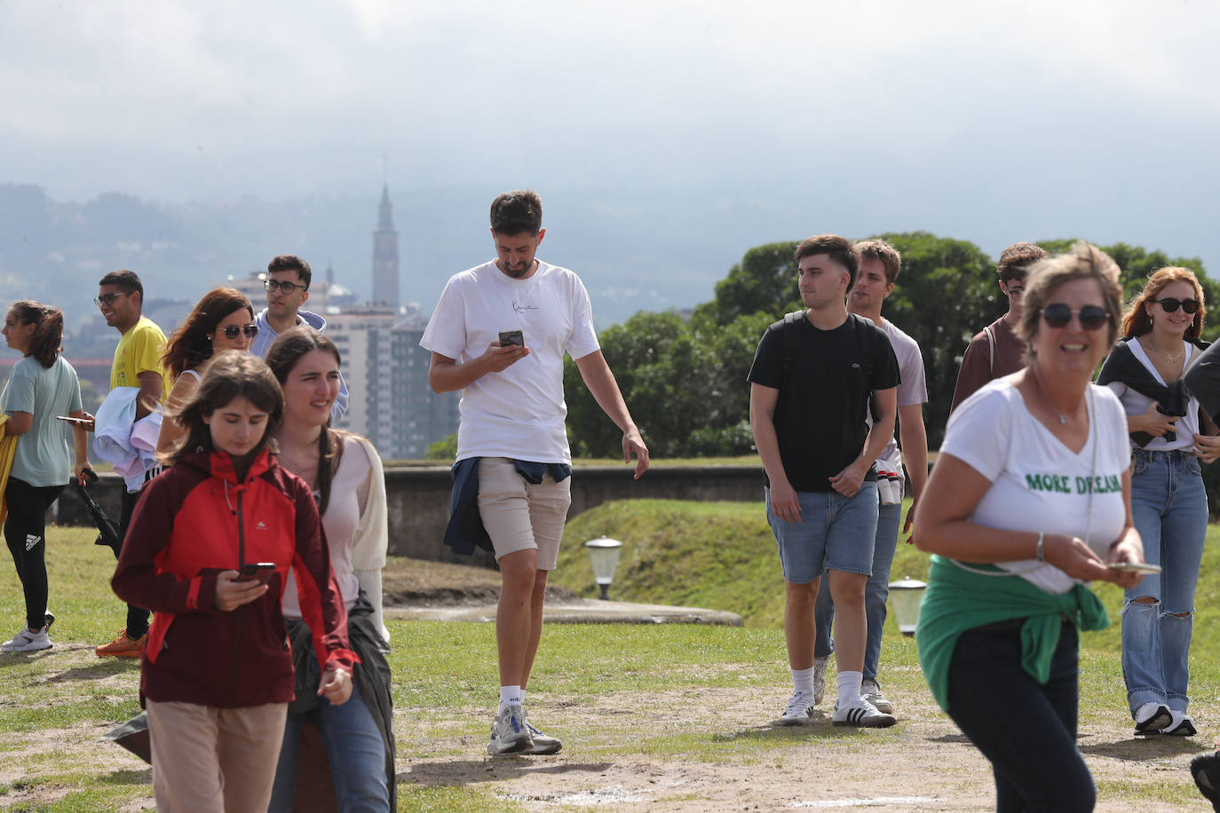 Los turistas afrontan el mal tiempo en Asturias