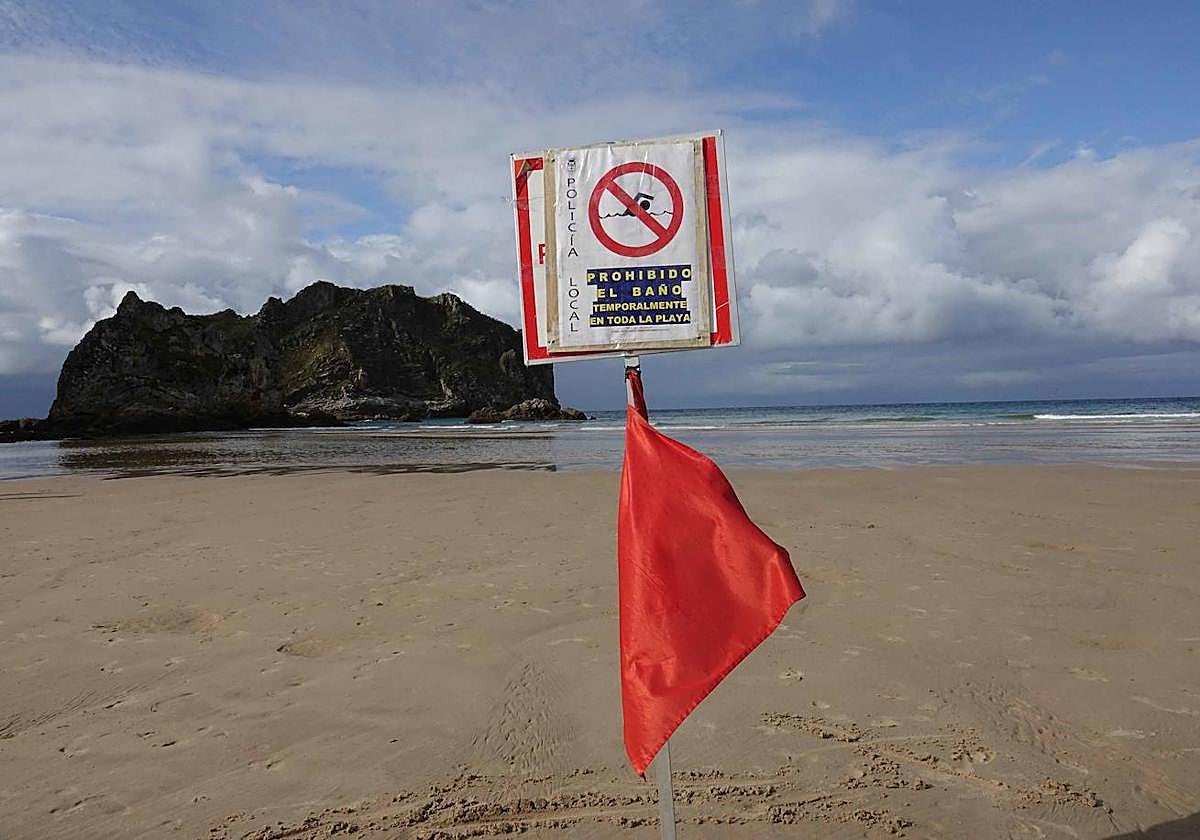 Bandera roja en la playa de la Franca por la mala calidad de sus aguas.