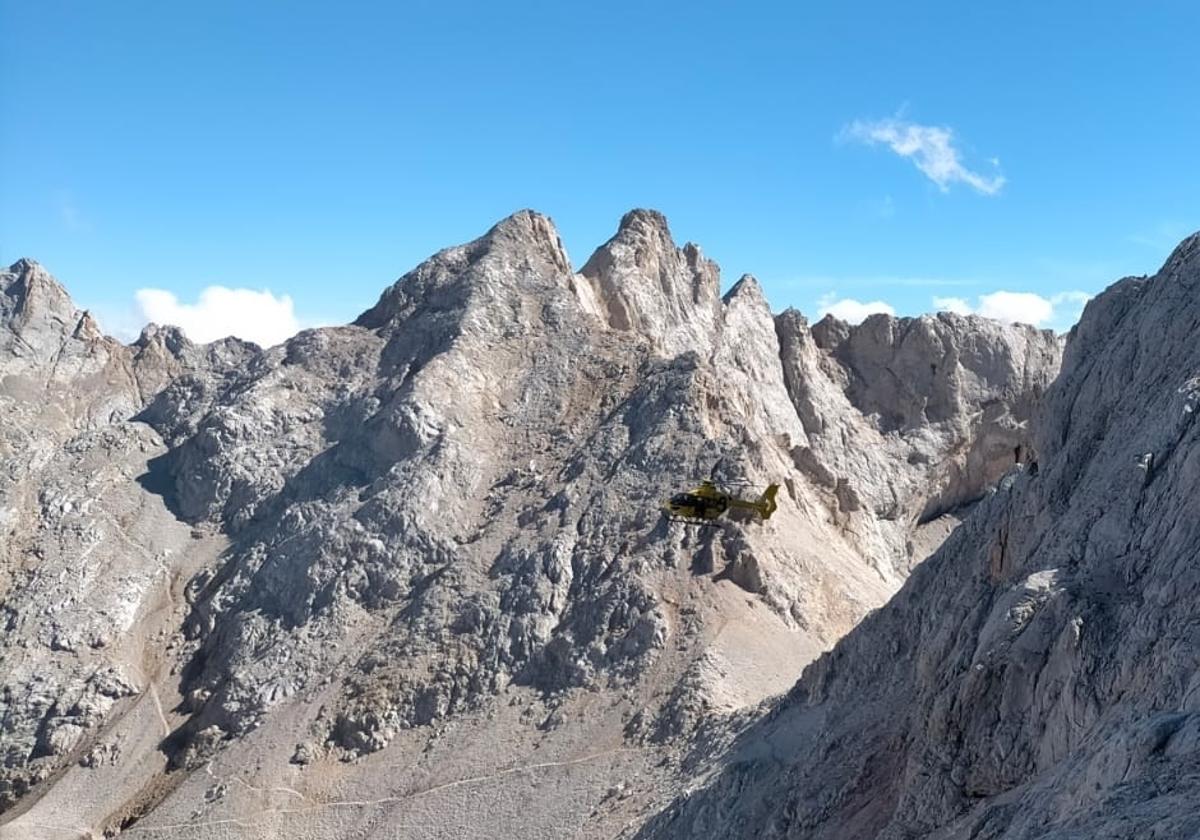 Rescatan a un hombre de 73 años tras resultar herido en una ruta de montaña en los Picos