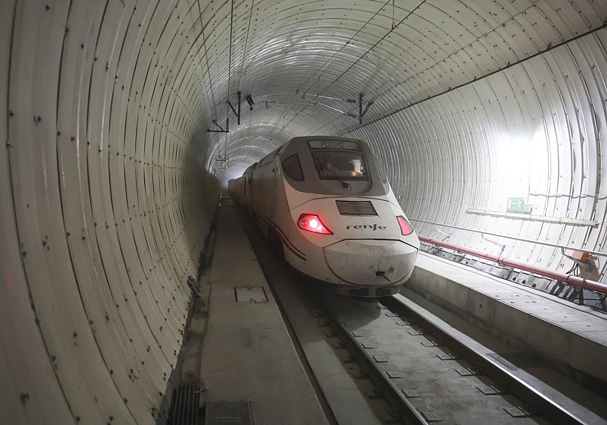 Un tren en pruebas dentro de uno de los túneles de la variante de Pajares.