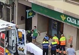 El joven propina un puñetazo a un agente en Cangas de Onís.