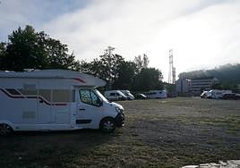 Autocaravanas presentes a primera hora de la mañana de ayer en el aparcamiento de Arriondas Norte.