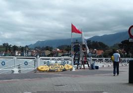 La playa de Santa Marina, en Ribadesella, lució bandera roja ayer.