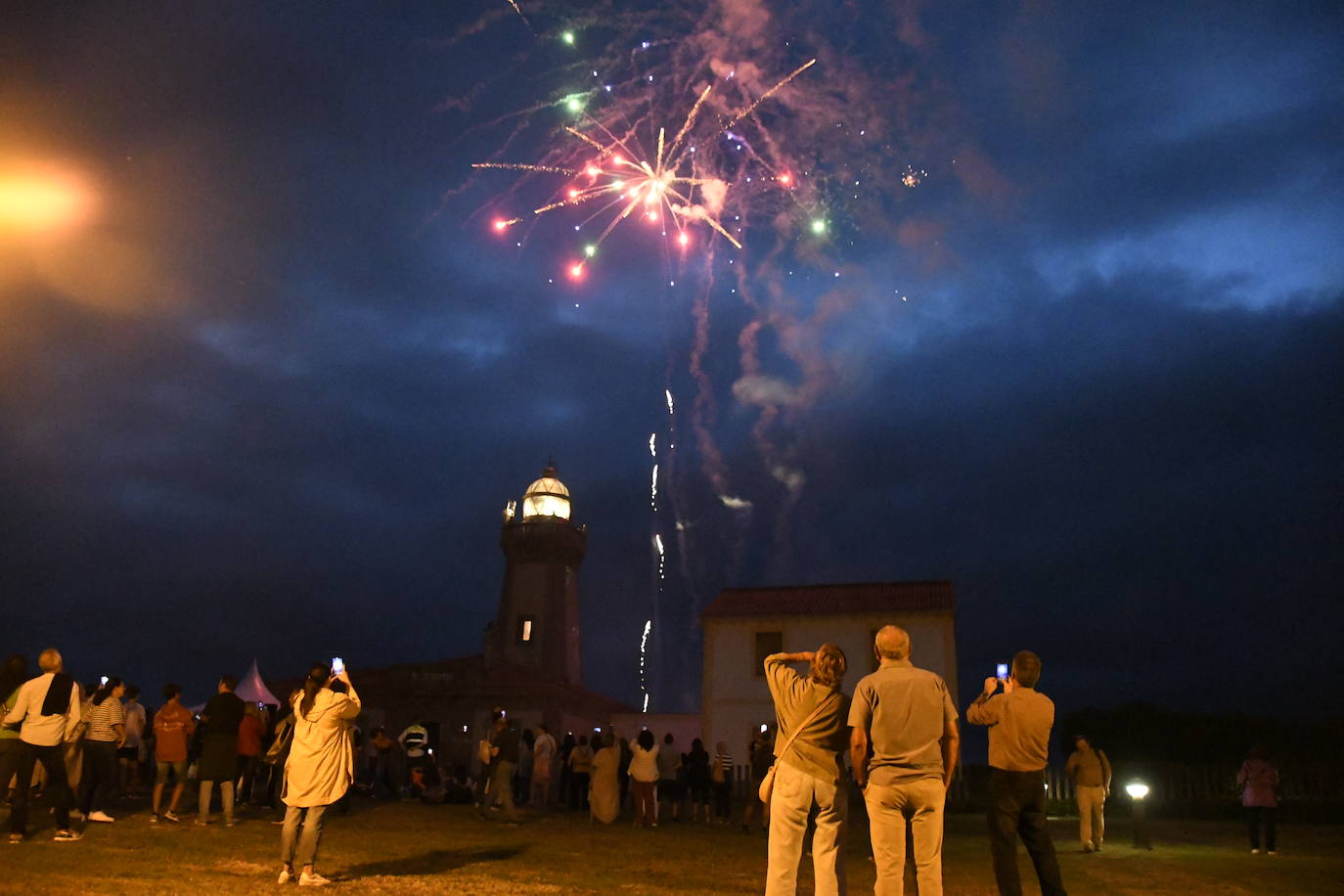 La luz del faro de San Juan se hace fiesta