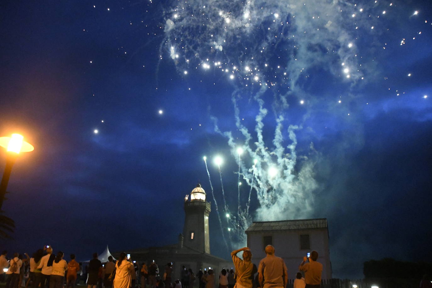 La luz del faro de San Juan se hace fiesta