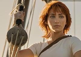 La actriz Emily Rudd, interpretando al personaje de Nami en One Piece.