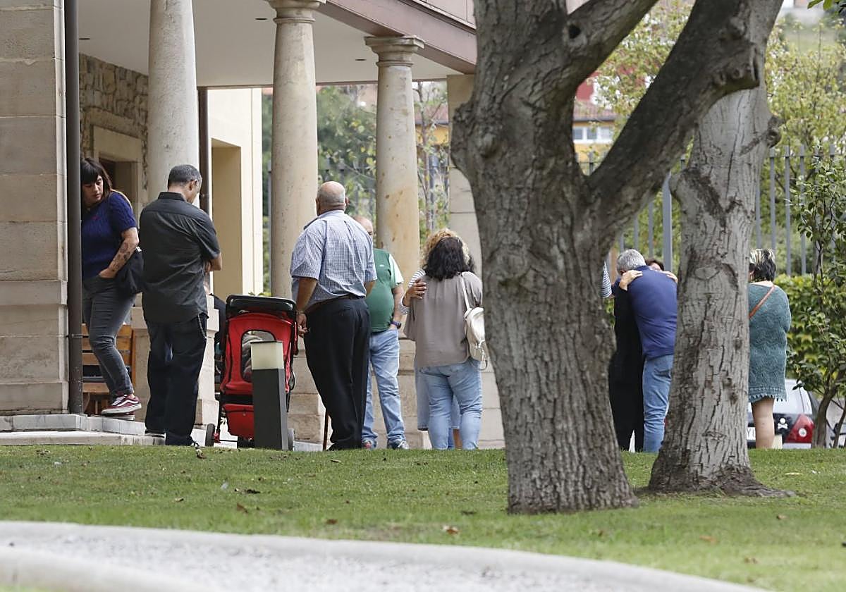 Familiares y allegados despidieron ayer a Alberto Martínez en el Tanatorio Jardín El Lauredal, ubicado en la parroquia de Jove, en Gijón.
