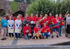 Los vecinos de El Fondón, con la charanga Ceda el Paso, ayer, en el puente romano de Cangas de Onís.