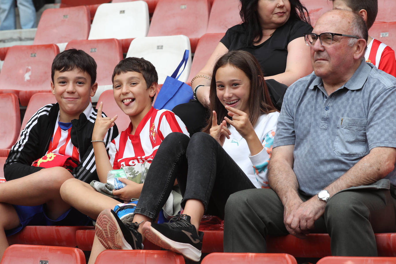 ¿Estuviste en el Sporting - Burgos? ¡Búscate en las gradas de El Molinón!