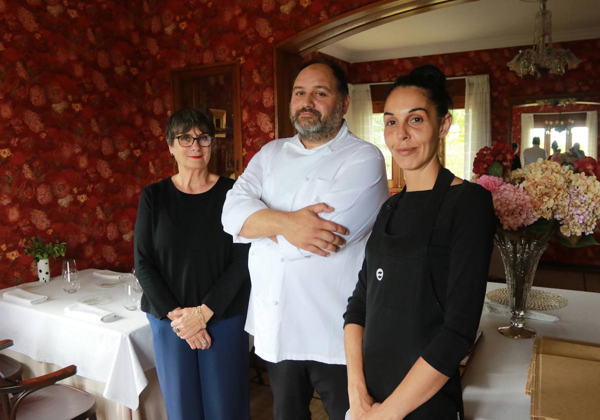 César, Cristina y Aida, en el salón del establecimiento llanisco.