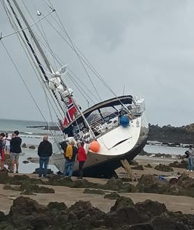 Imagen secundaria 2 - Un velero vara en la playa de Bañugues a causa de una avería eléctrica