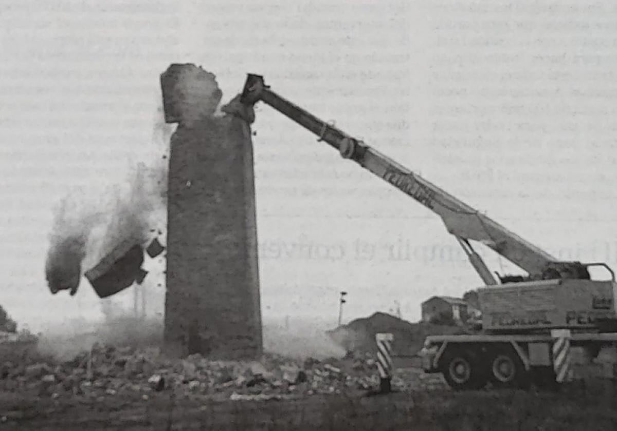 La estructura de la chimenea se demolió con dos grandes grúas.