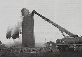 La estructura de la chimenea se demolió con dos grandes grúas.