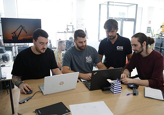 Adrián Álvarez, Simón López, Christian Robledo y Daniel Martínez, en la sede de CIS Robotics.