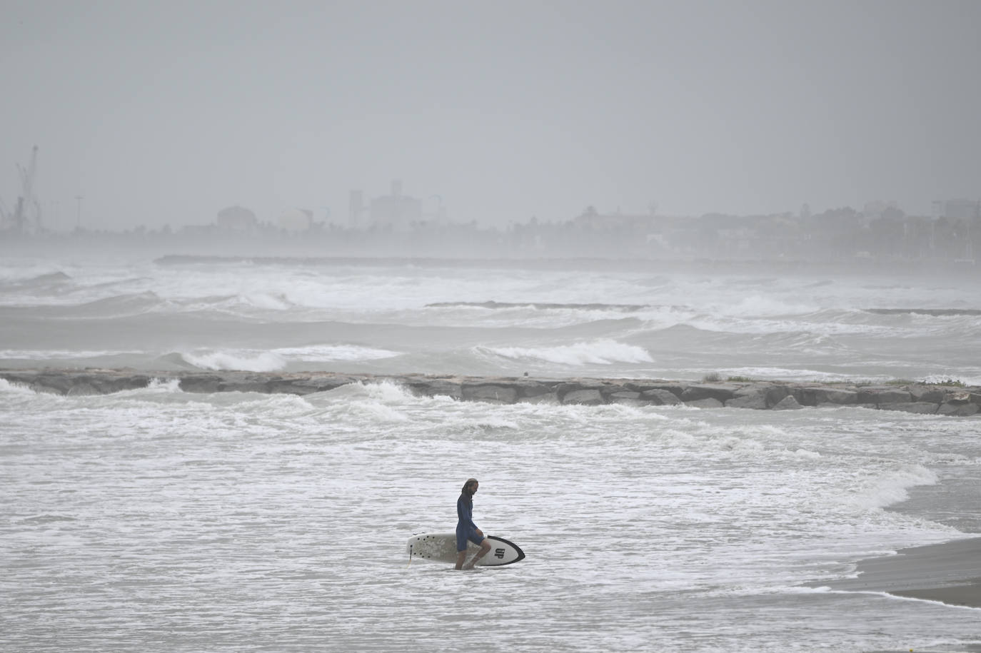 Un surfista sale del agua en la playa de Heliópolis en Benicasim, este domingo. En la provincia de Castellón se llegaron a acumular el sábado 189 litros de agua por metro cuadrado (189 mm) en la localidad de Borriol; mientras en Vilafamés se acumularon 158,8 litros; 130,6 en la Pobla de Tornesa; 107 en Betxí y 101 en Tírig