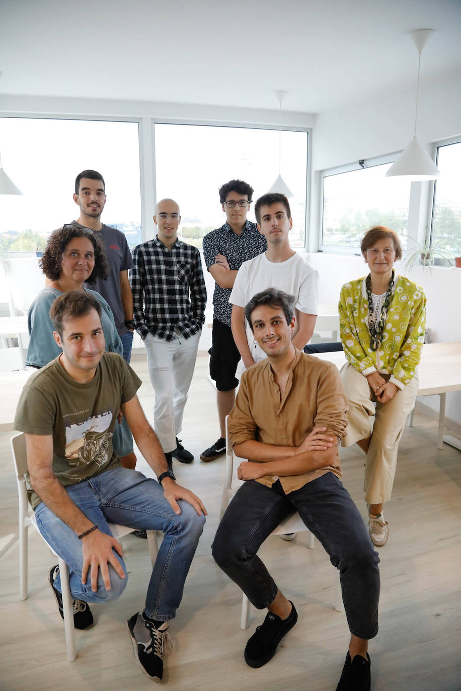 Marián García (izquierda) posa con su equipo en la sede de i4Life.