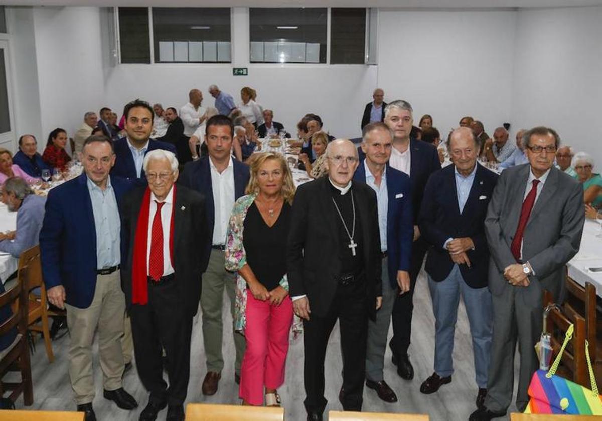 Carlos Osoro posa (en el centro) antes de la cena homenaje servida en el Centro Asturiano de Santander.