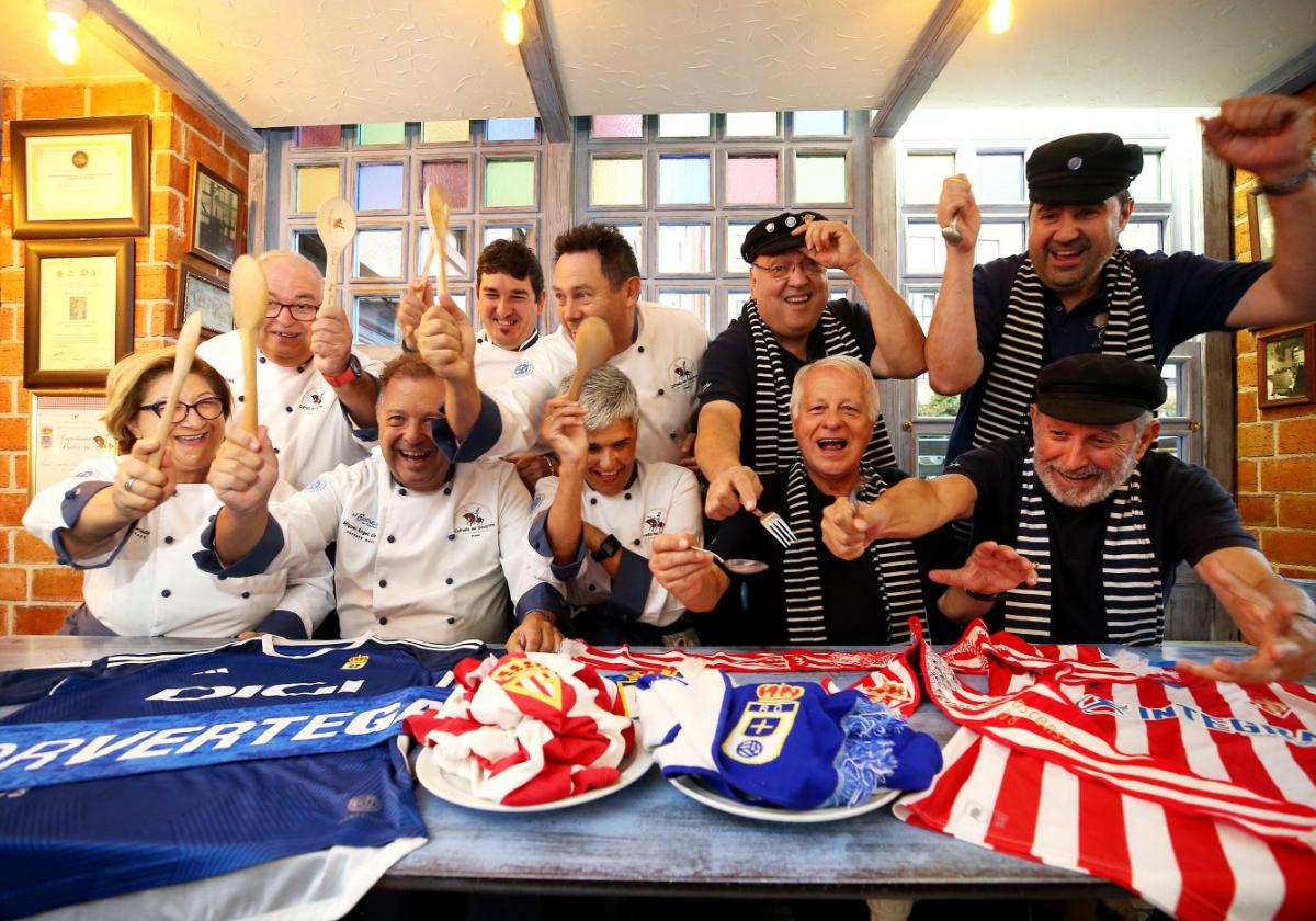 Los representantes de la Cofradía del Desarme y la Cofradía del Oriciu se juntaron para celebrar en torno a la mesa el partido de rivalidad regional.