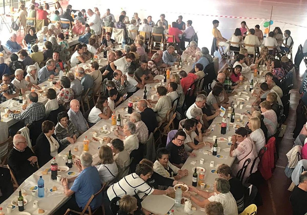 Más de 550 personas abarrotaron el polideportivo de Colombres.