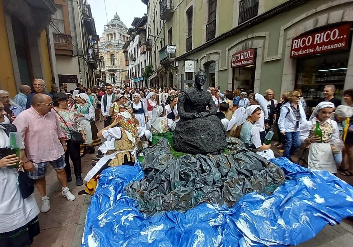 Las calles del centro de Llanes se llenaron al paso de las carrozas.