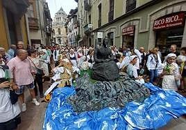 Las calles del centro de Llanes se llenaron al paso de las carrozas.