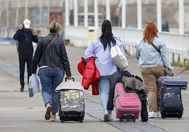 Un grupo de turistas en Gijón.