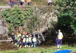 Así se ha retirado el coche que cayó al río Nalón, en Caso