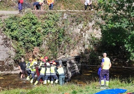 Así se ha retirado el coche que cayó al río Nalón, en Caso