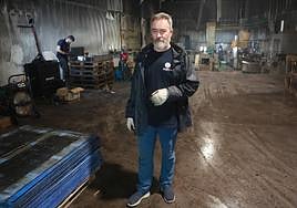 Fran Ordónez, en el interior de la nave de embotellamiento de Sidra Viuda de Angelón.