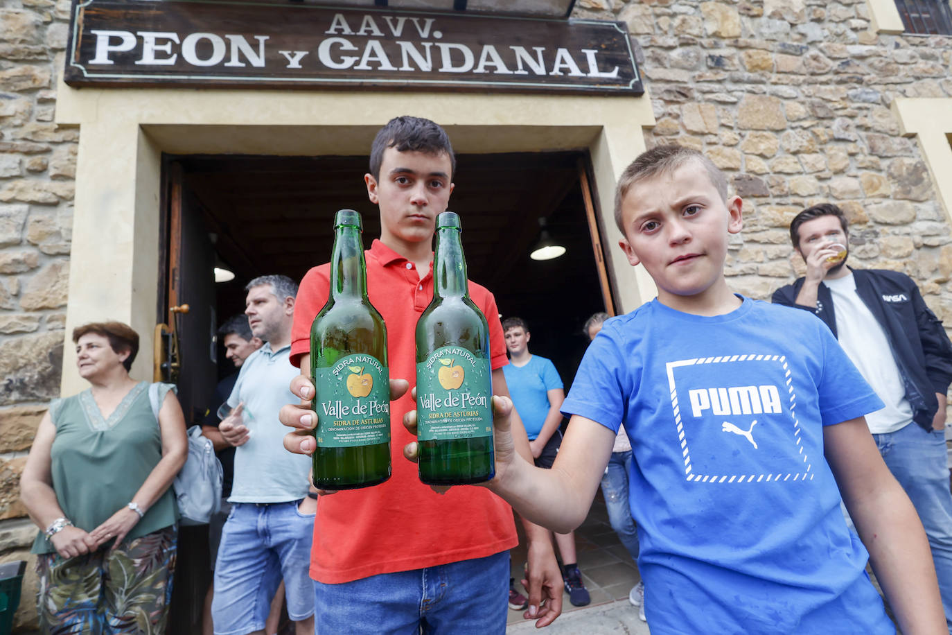 Voladores y culines de sidra: así fue la emocionante celebración de Arroes, Peón y Candanal