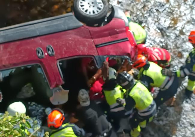 Así se ha retirado el coche que cayó al río Nalón, en Caso