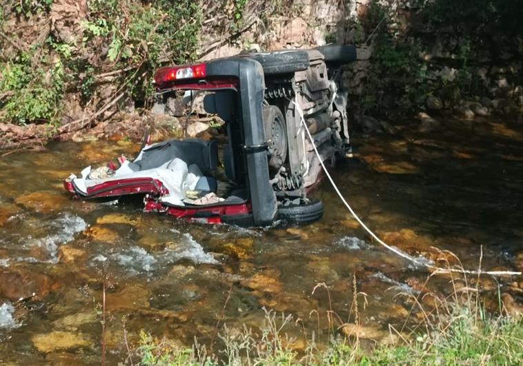 Un hombre de 77 años, herido grave tras precipitarse con su vehículo desde cuatro metros de altura al río Nalón