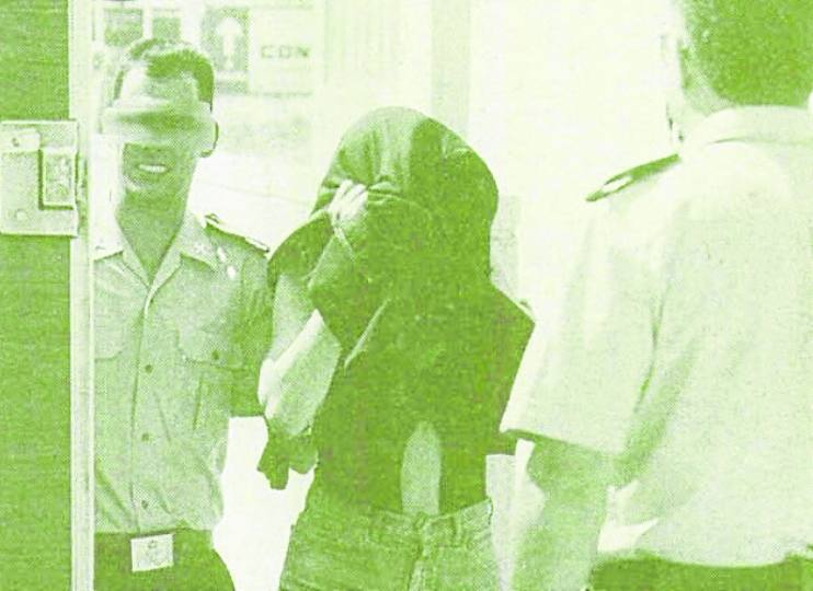 La detenida, Marisol I. D., conducida al furgón policial.