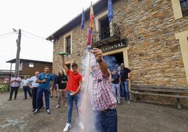 Vecinos, trabajadores del CTIC y representantes de las asociaciones vecinales celebraron con sidra y voladores el galardón.