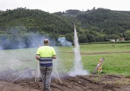 Los voladores sonaron ayer para celebrar el premio en el valle de Arroes, Peón y Candanal.